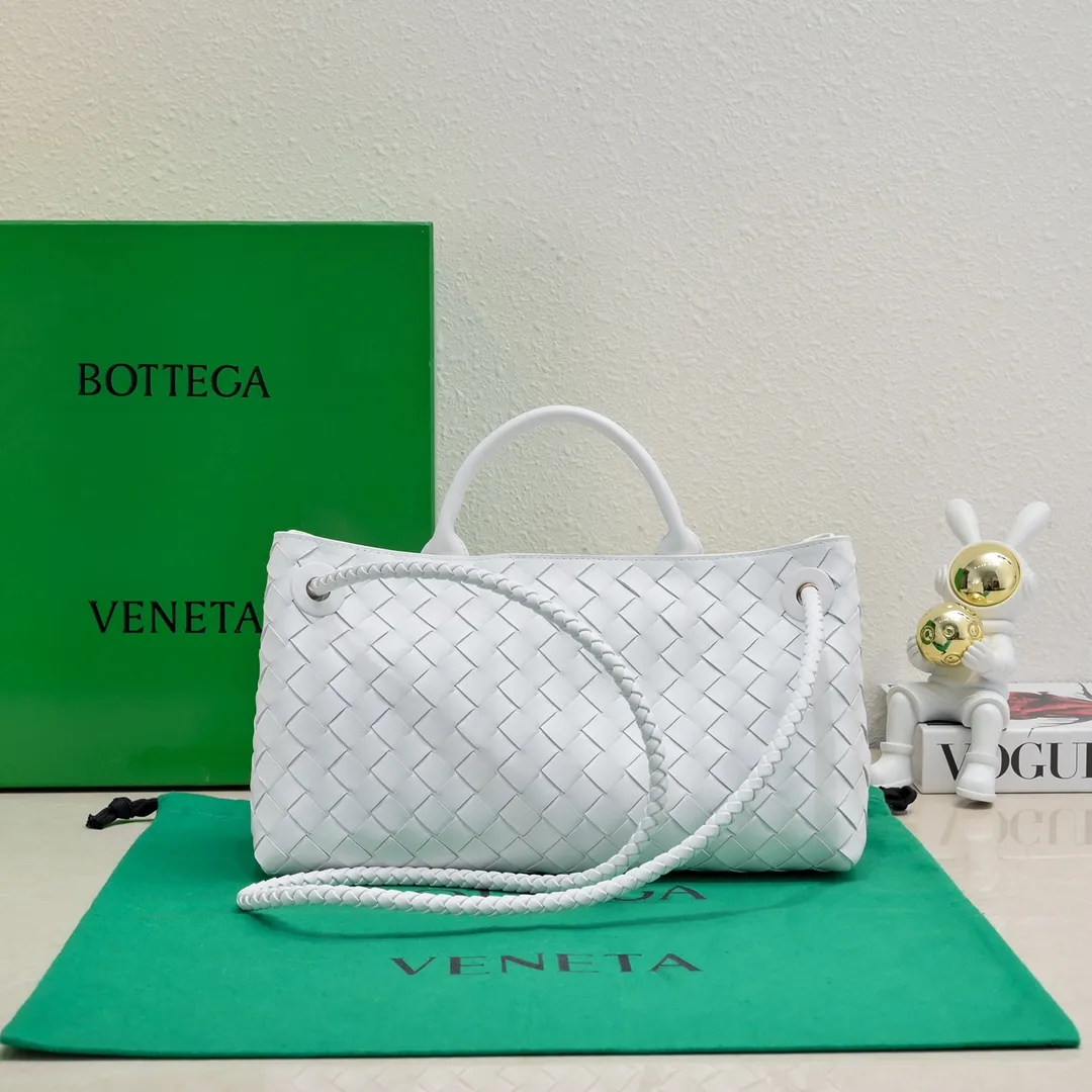 Batch 1960 #Bottega Veneta new horizontal Andiamo handbag, many stars have the same style 🎈 Classic full-body leather weaving with golden rope buckle, stable and chic enough [proud] The whole body is made of Nappa sheep leather, comfortable, soft and dynamic. The sliding metal rope buckle can adjust the shoulder strap, single shoulder / handbag / crossbody, multiple carrying methods, large bag capacity, suitable for commuting / daily / travel This bag is divided into small/medium/large sizes. There is always one that suits you, so take me with you🎀🎀 Size: 29x18x10 Model: 6463#